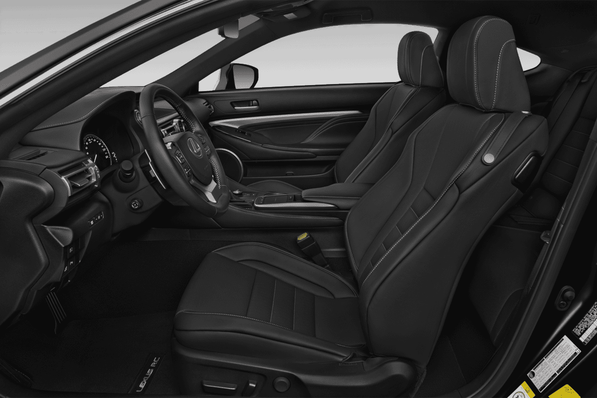 Vordersitze eines Lexus RC Hybrid