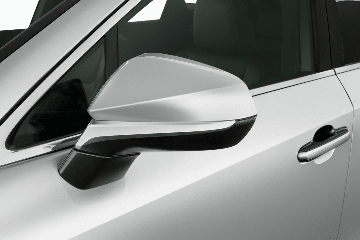 Rückspiegel eines Lexus RX Plug-in-Hybrid