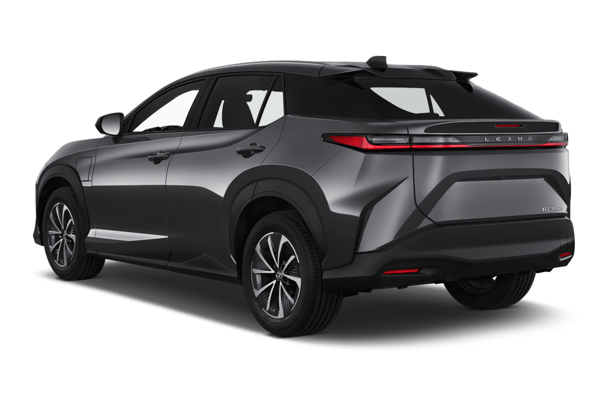 Schräge Heckansicht eines Lexus RZ, freigestellt