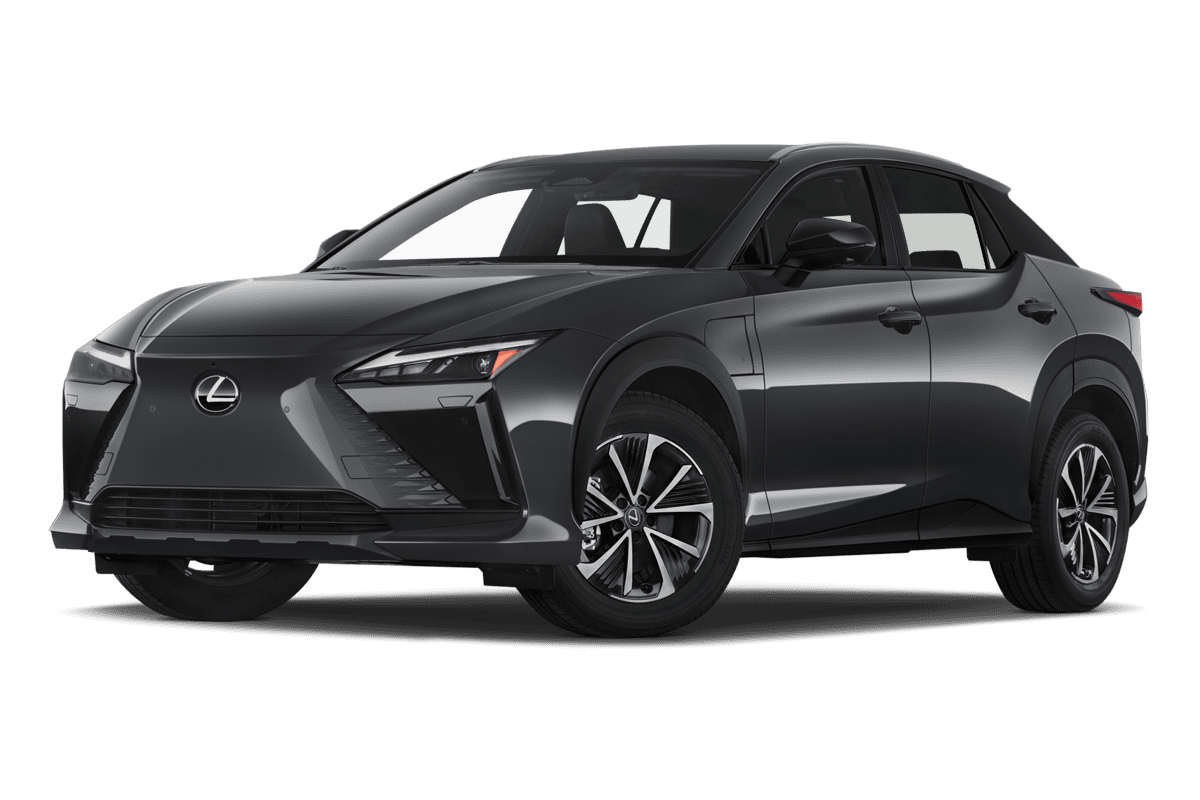 Tiefe, schräge Heckansicht eines Lexus RZ, freigestellt