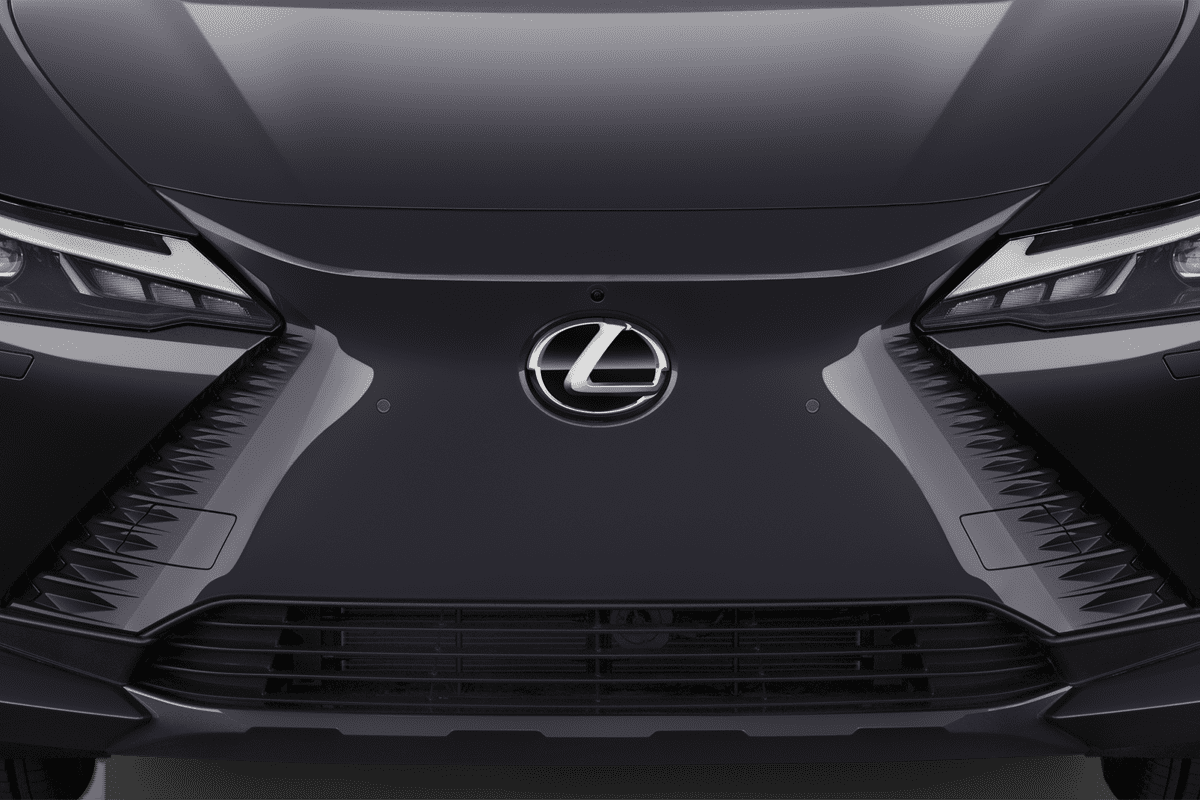 Kühlergrill eines Lexus RZ