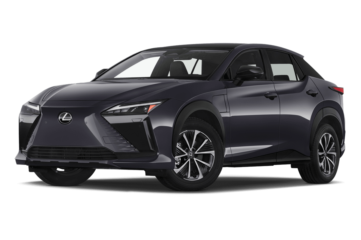 Tiefe, schräge Heckansicht eines Lexus RZ, freigestellt