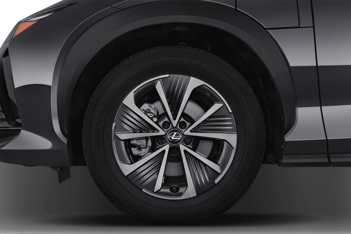 Radkappe oder Felge eines Lexus RZ