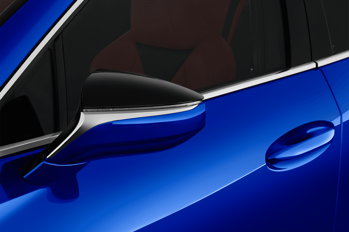 Rückspiegel eines Lexus UX Elektro