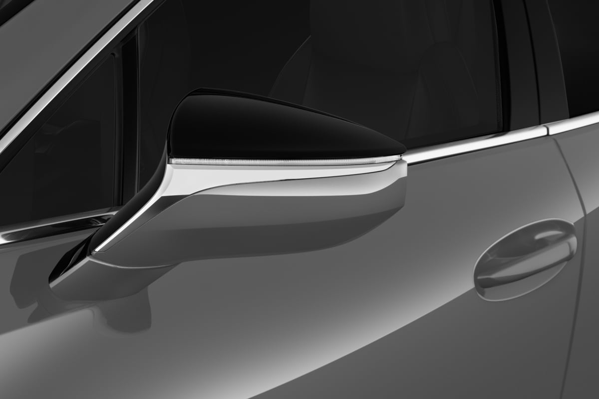 Rückspiegel eines Lexus UX Hybrid
