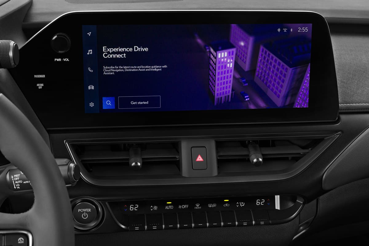 Mittelkonsole eines Lexus UX Hybrid 