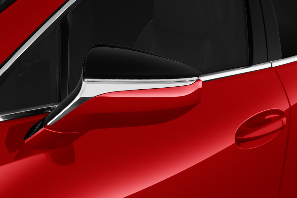 Rückspiegel eines Lexus UX Hybrid 