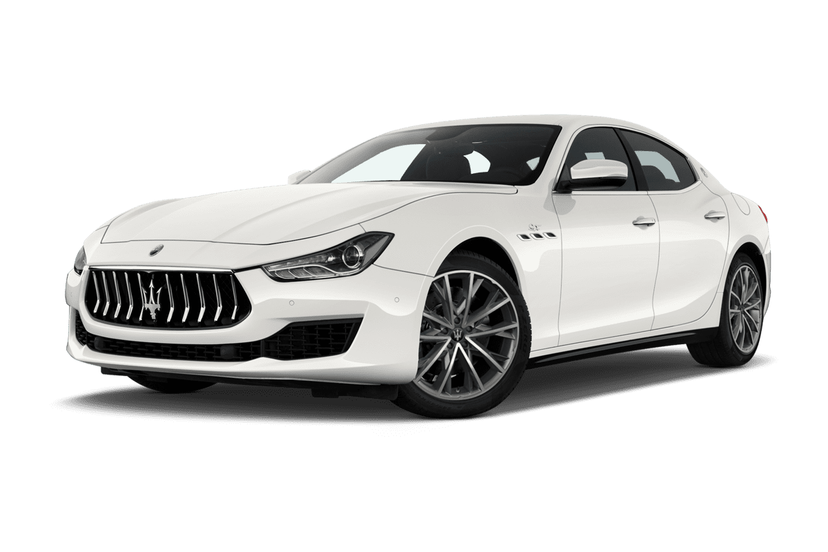 Tiefe, schräge Heckansicht eines Maserati Ghibli, freigestellt