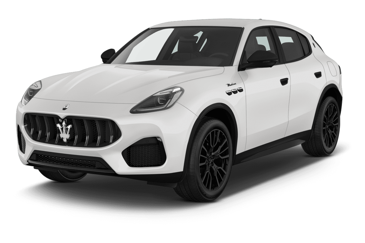 Schräge Frontansicht eines Maserati Grecale, freigestellt