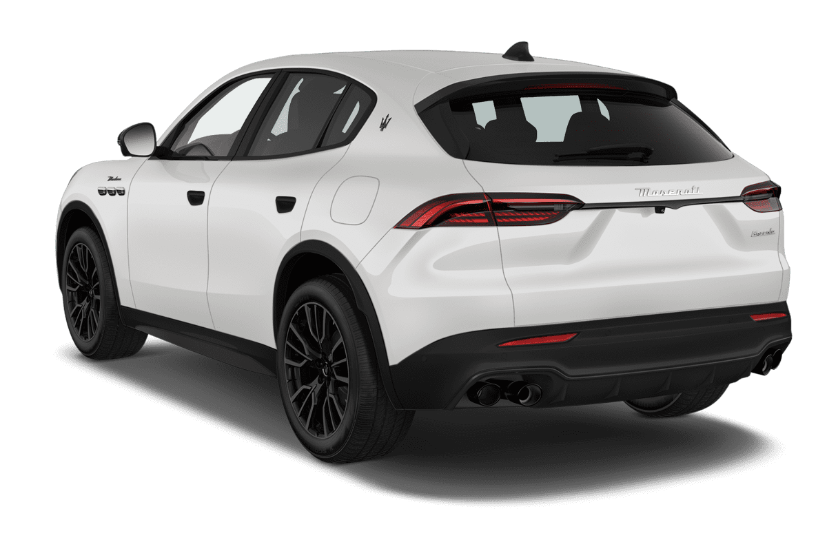 Schräge Heckansicht eines Maserati Grecale, freigestellt