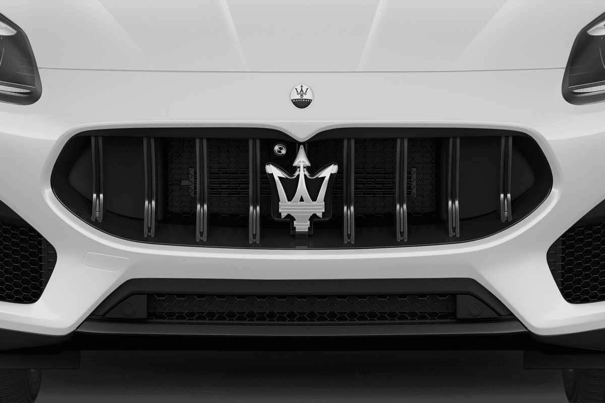 Kühlergrill eines Maserati Grecale