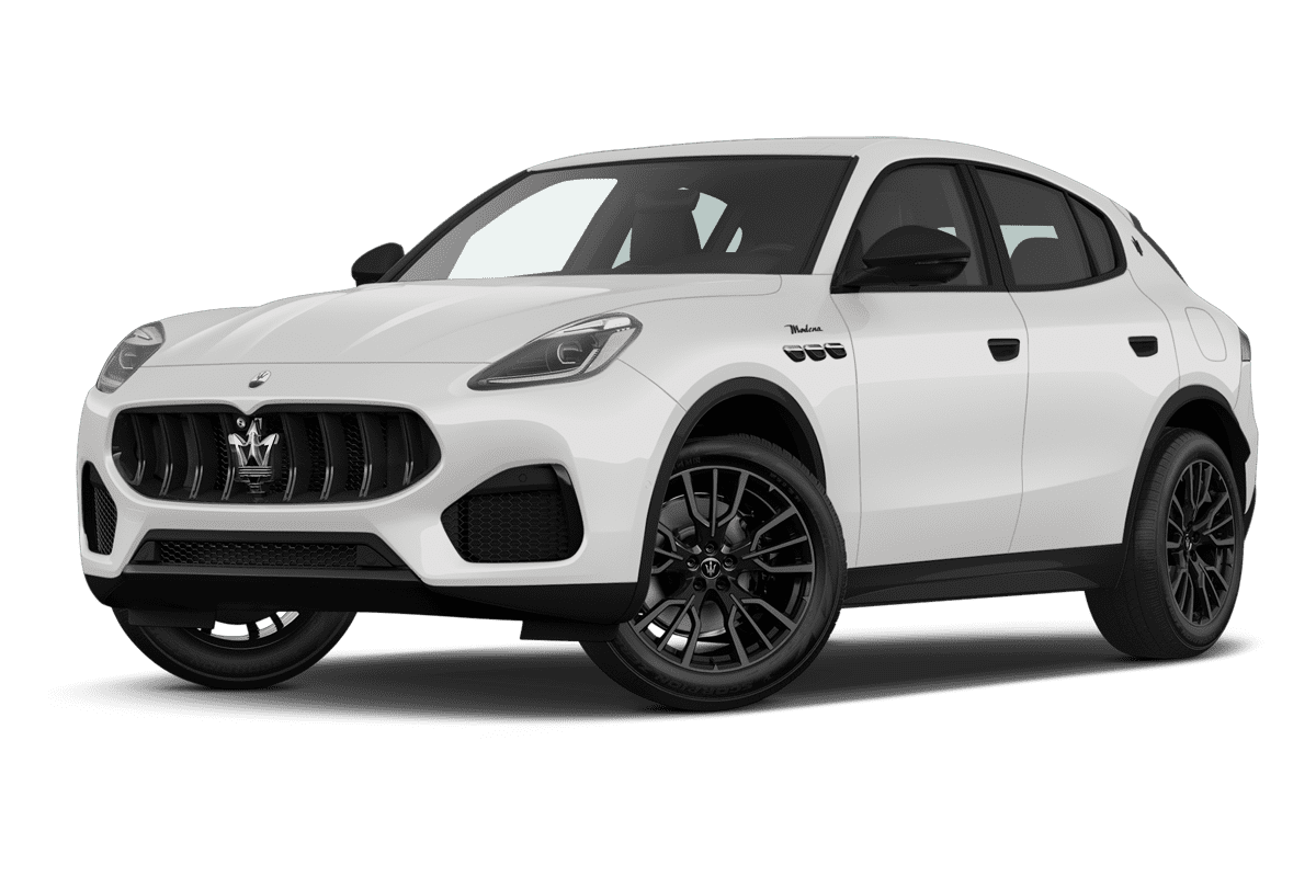 Tiefe, schräge Heckansicht eines Maserati Grecale, freigestellt