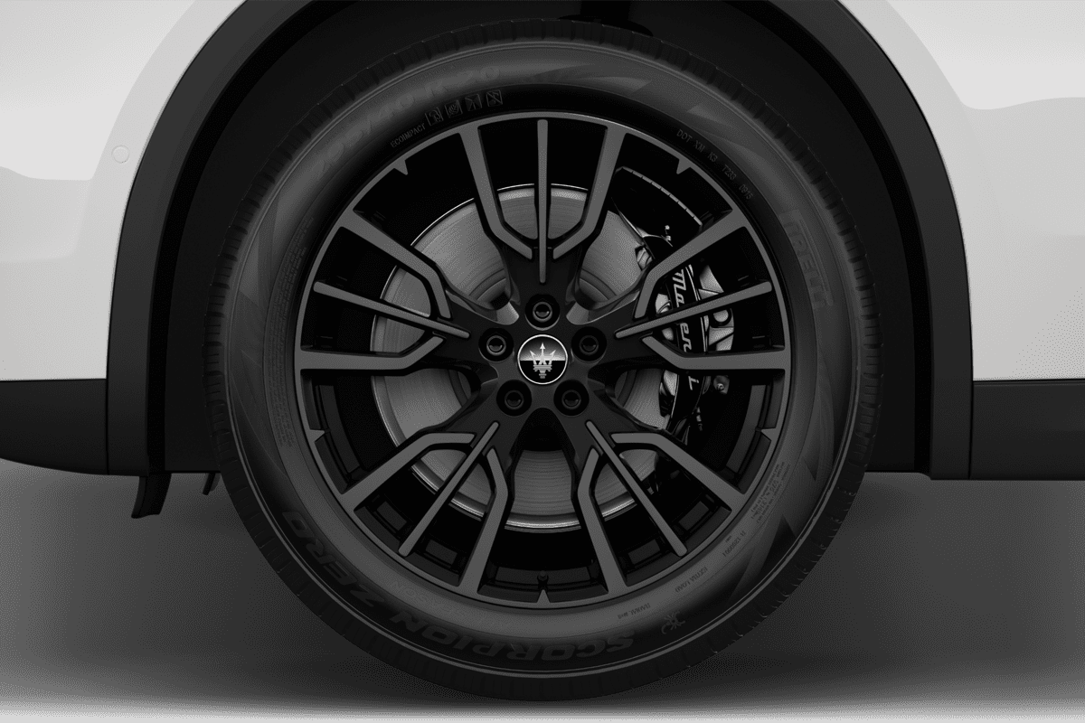 Radkappe oder Felge eines Maserati Grecale