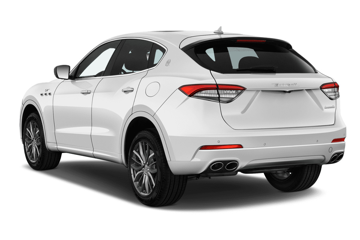 Schräge Heckansicht eines Maserati Levante, freigestellt