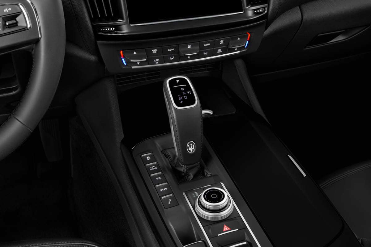 Schaltknüppel eines Maserati Levante
