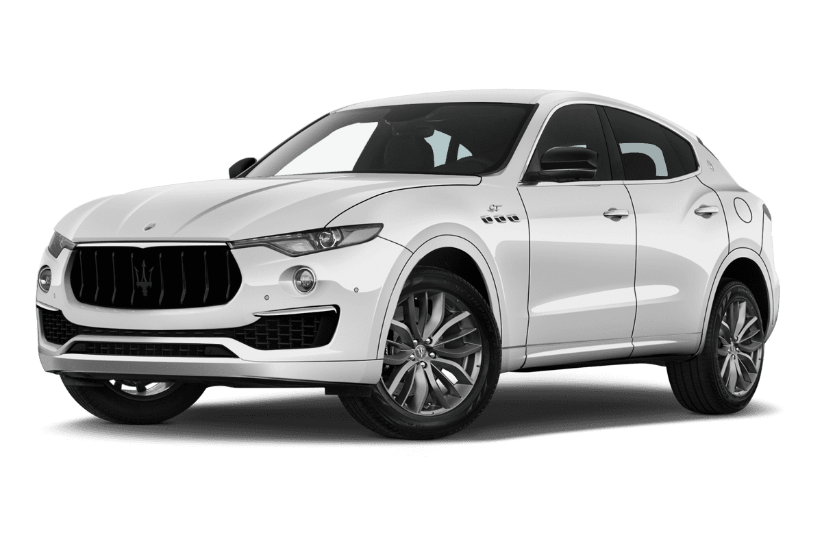 Tiefe, schräge Heckansicht eines Maserati Levante, freigestellt