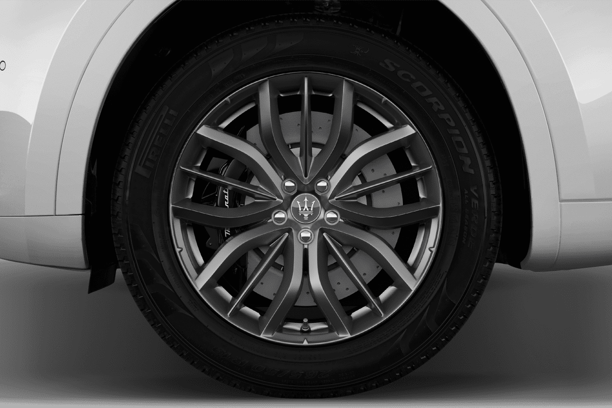 Radkappe oder Felge eines Maserati Levante