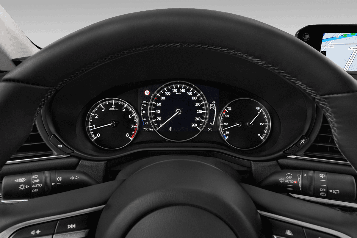 Kombiinstrument eines Mazda CX-30 Homura