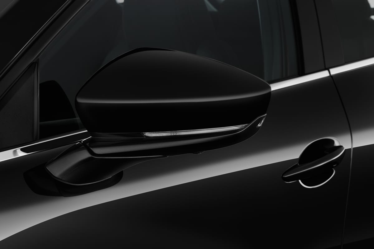 Rückspiegel eines Mazda CX-30 Homura