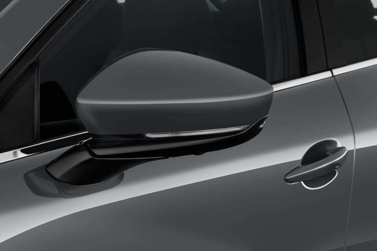 Rückspiegel eines Mazda CX-30 (neues Modell)