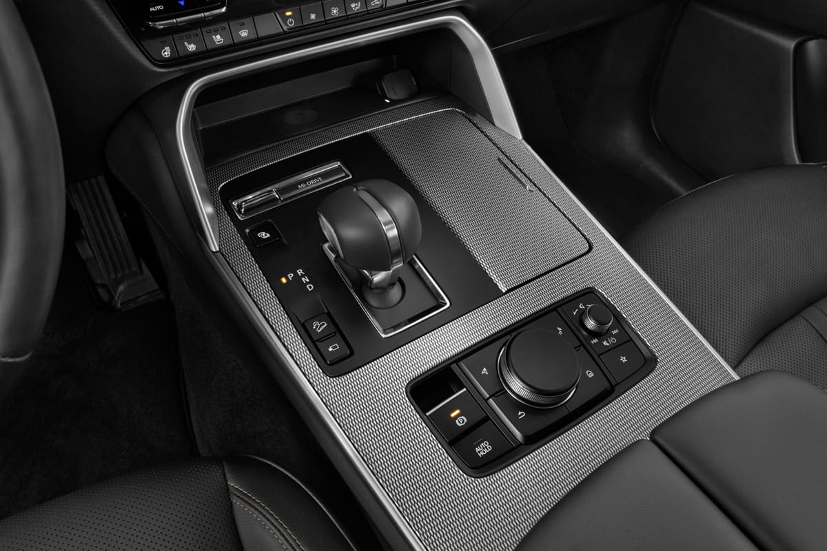 Schaltknüppel eines Mazda CX-60 Plug-in Hybrid  (KI-generiert)