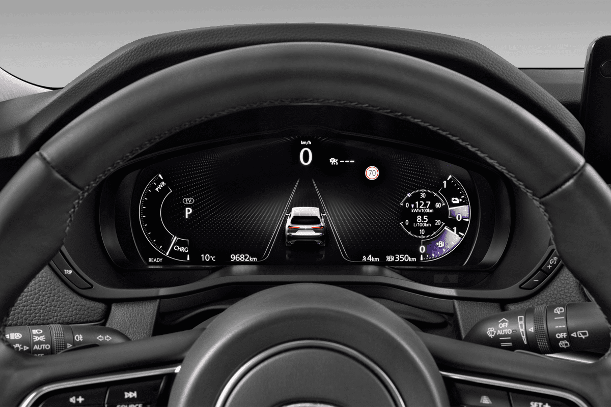 Kombiinstrument eines Mazda CX-60 Plug-in Hybrid  (KI-generiert)