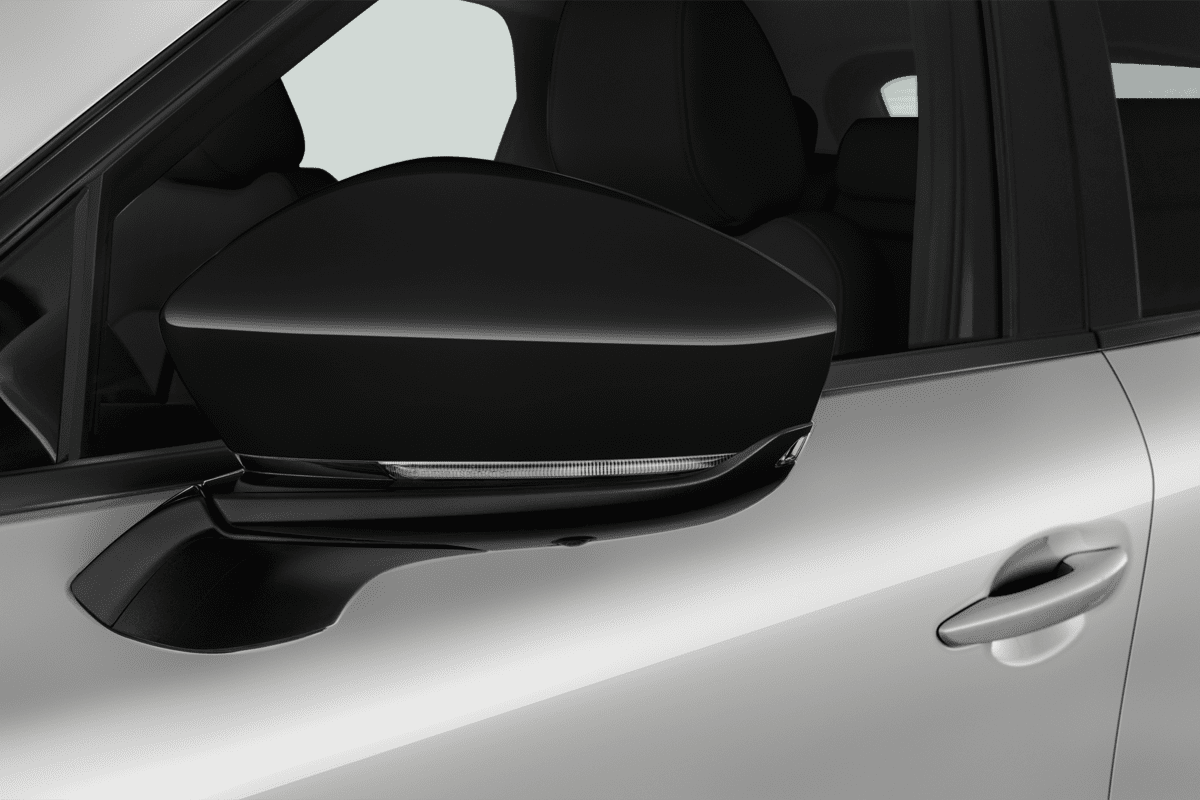 Rückspiegel eines Mazda CX-60 Plug-in Hybrid  (KI-generiert)