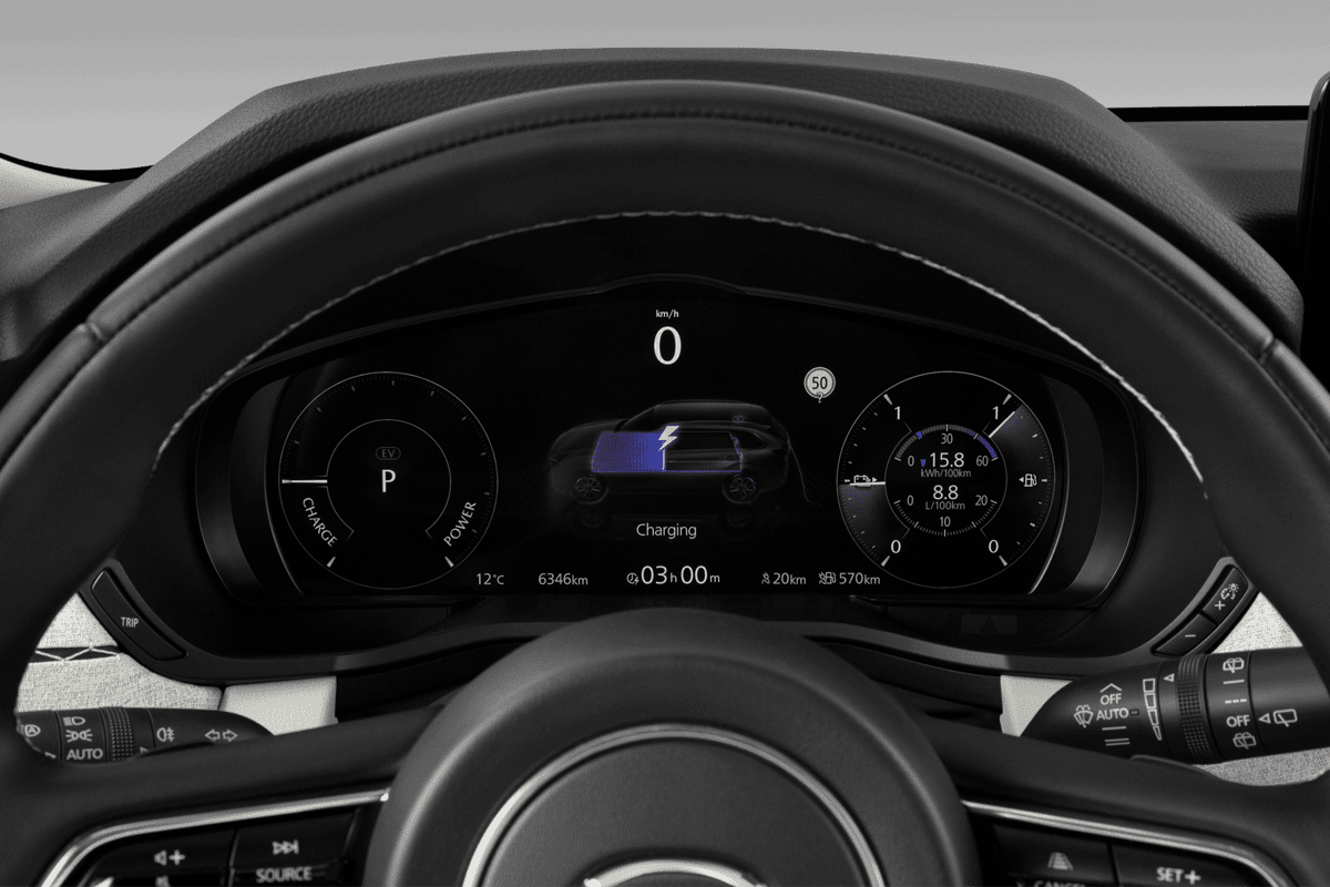 Kombiinstrument eines Mazda CX-80 Plug-in-Hybrid 