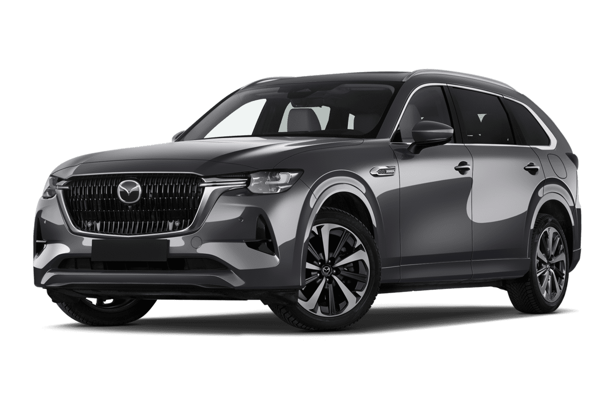 Tiefe, schräge Heckansicht eines Mazda CX-80 Plug-in-Hybrid , freigestellt