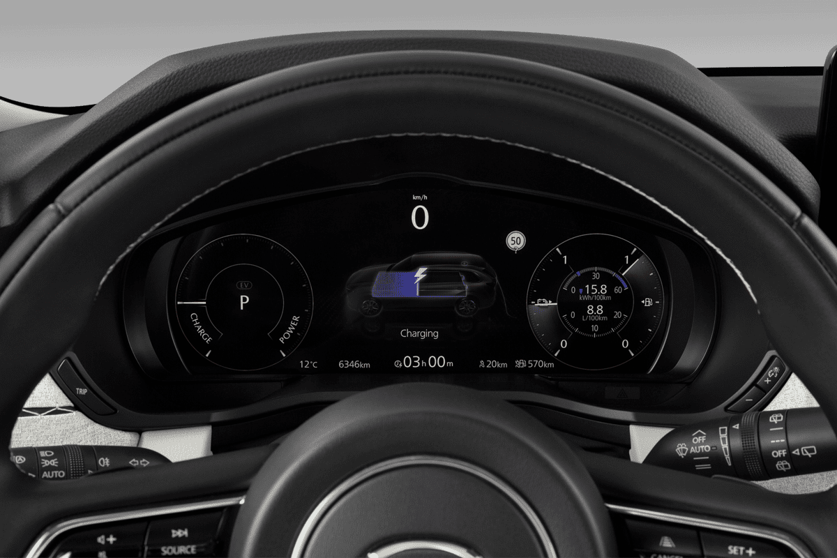 Kombiinstrument eines Mazda CX-80  (KI-generiert)
