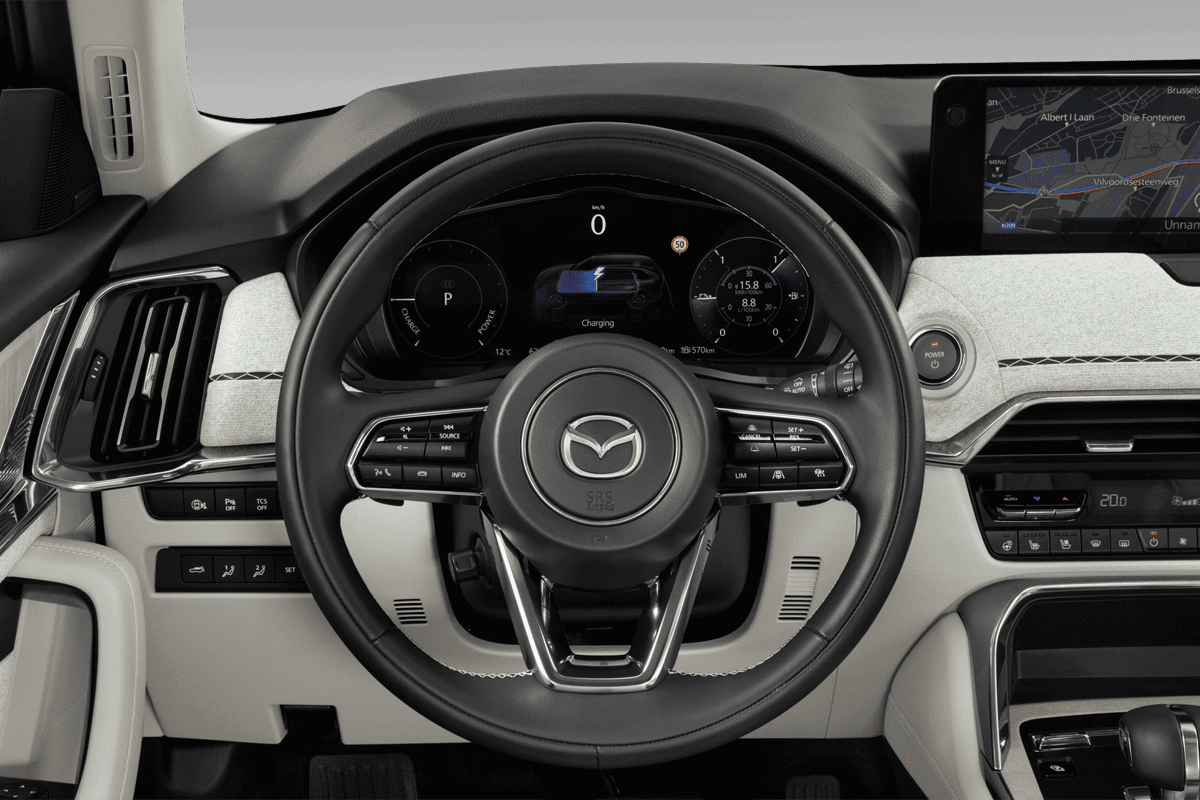 Lenkrad eines Mazda CX-80  (KI-generiert)