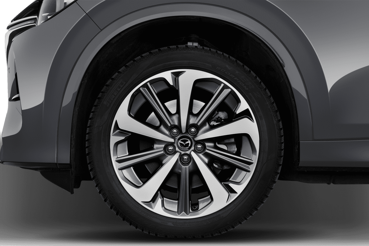 Radkappe oder Felge eines Mazda CX-80  (KI-generiert)