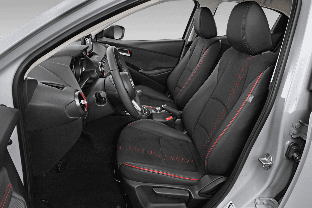 Vordersitze eines Mazda 2