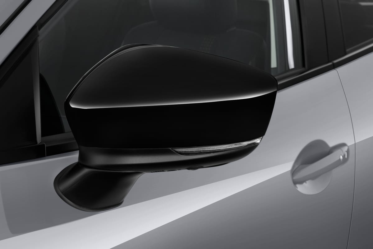 Rückspiegel eines Mazda 2