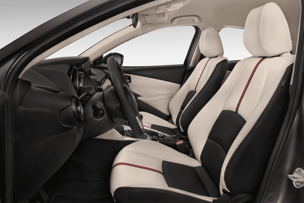 Vordersitze eines Mazda 2 Homura