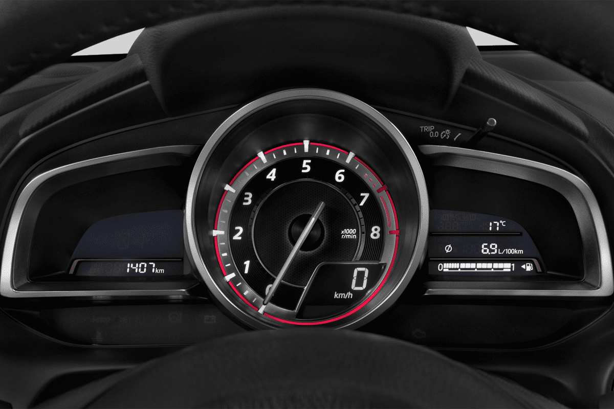 Kombiinstrument eines Mazda 2 Homura