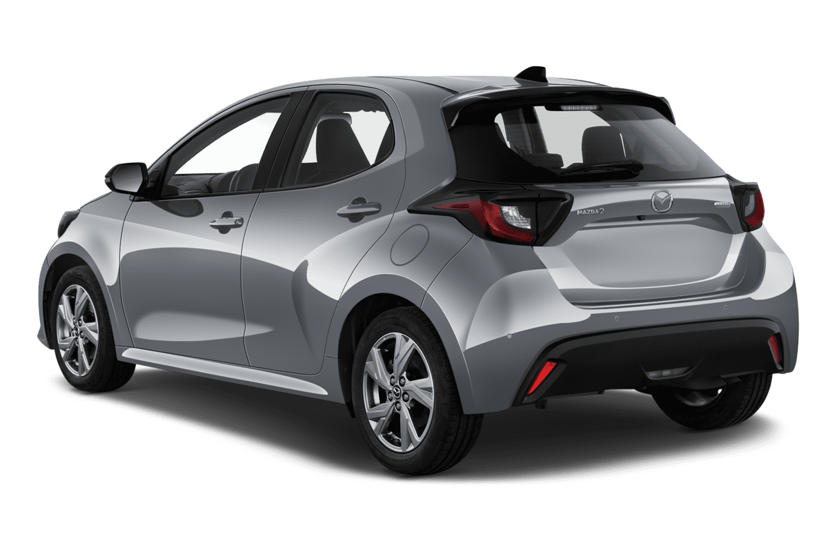 Schräge Heckansicht eines Mazda 2 Hybrid, freigestellt