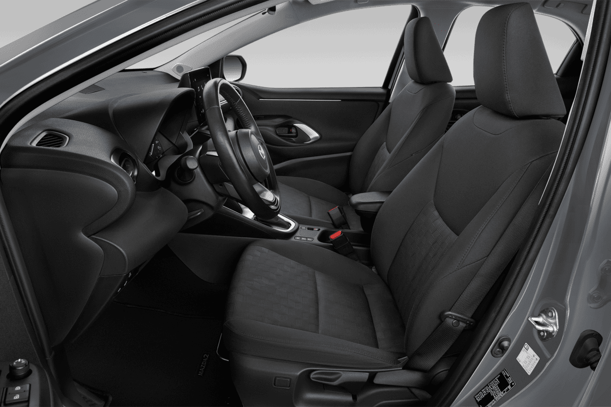 Vordersitze eines Mazda 2 Hybrid