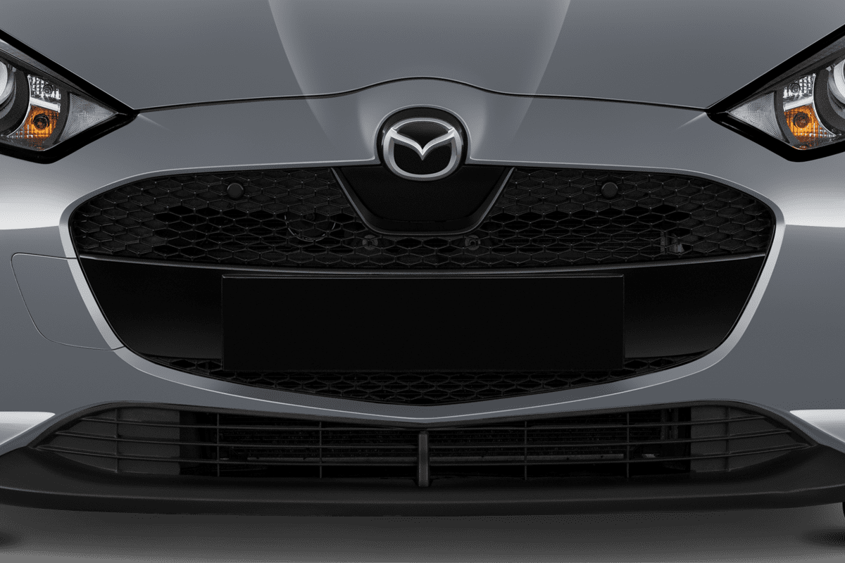 Kühlergrill eines Mazda 2 Hybrid