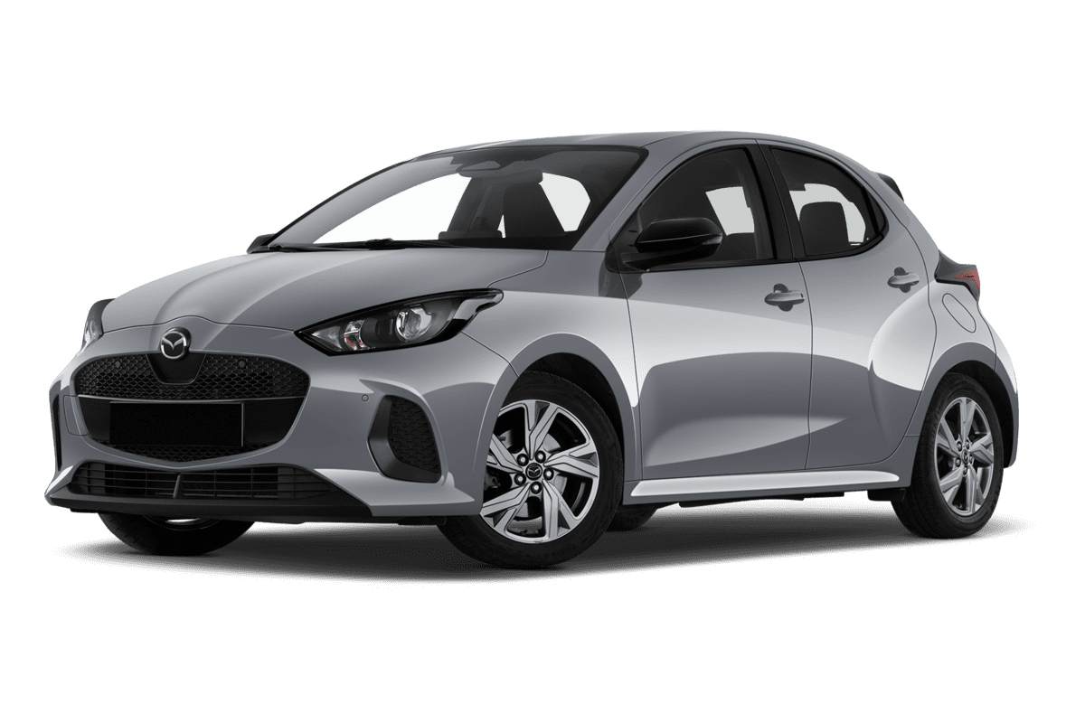 Tiefe, schräge Heckansicht eines Mazda 2 Hybrid, freigestellt