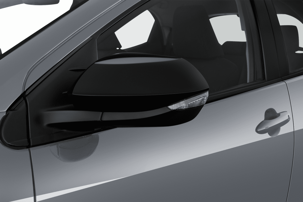 Rückspiegel eines Mazda 2 Hybrid