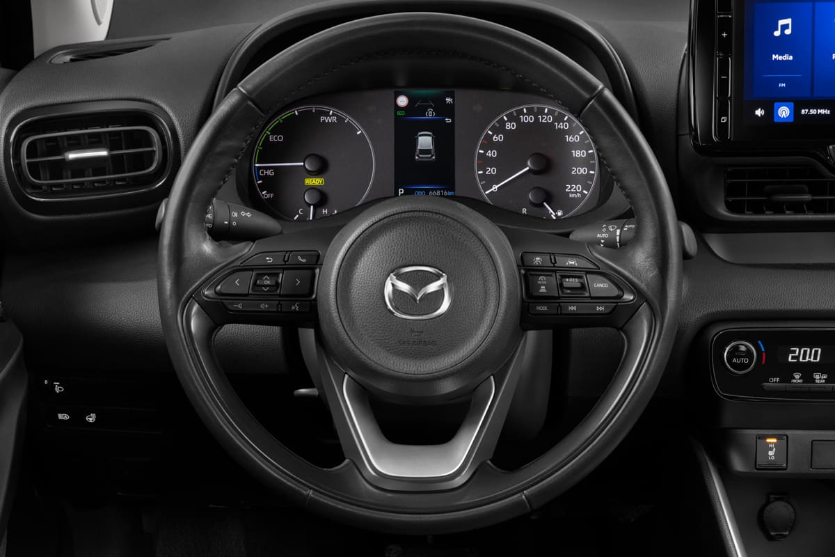 Lenkrad eines Mazda 2 Hybrid