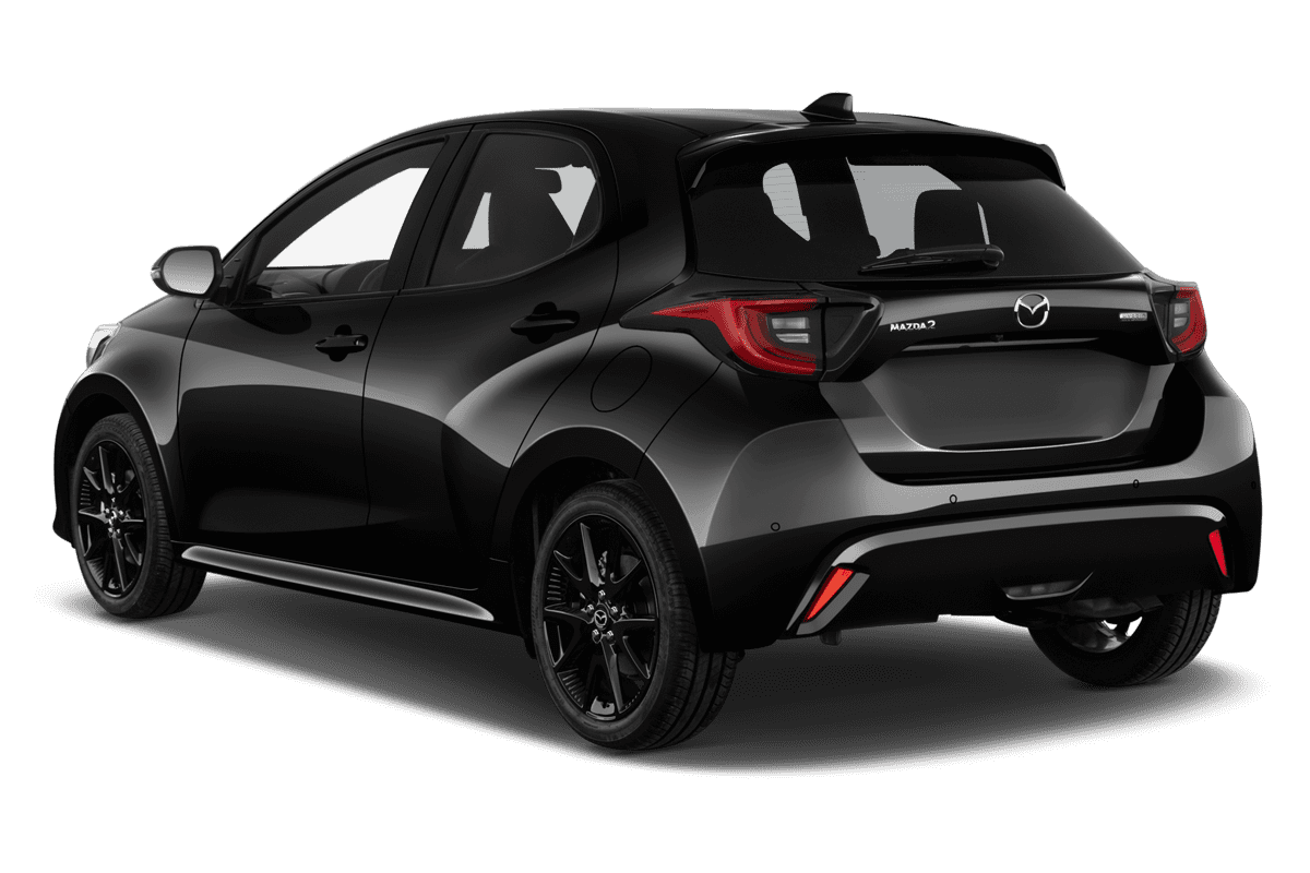 Schräge Heckansicht eines Mazda 2 Hybrid, freigestellt