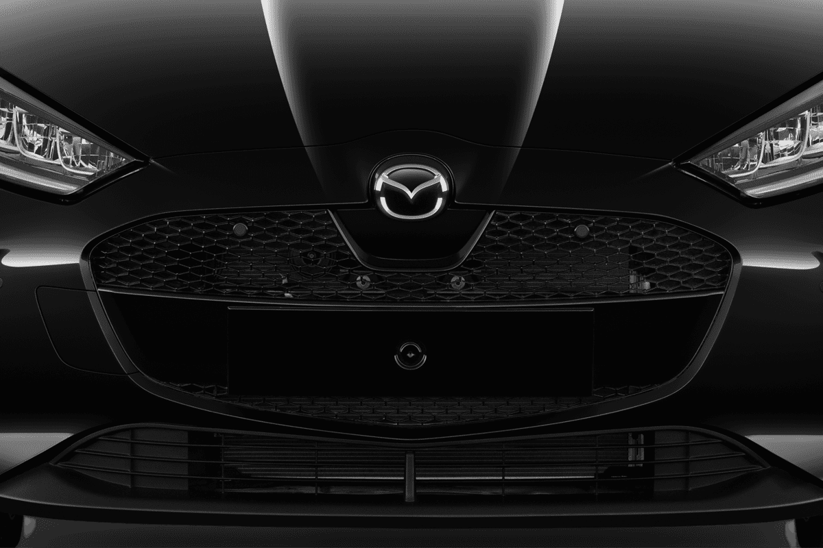 Kühlergrill eines Mazda 2 Hybrid