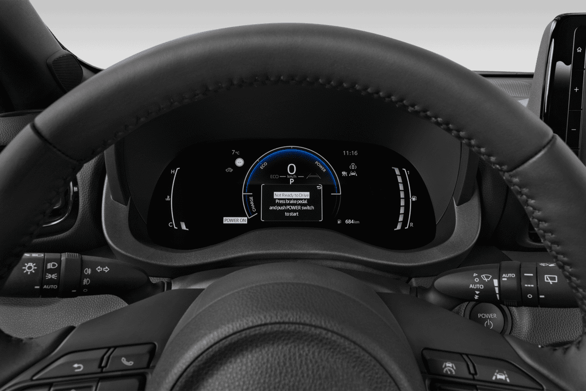 Kombiinstrument eines Mazda 2 Hybrid