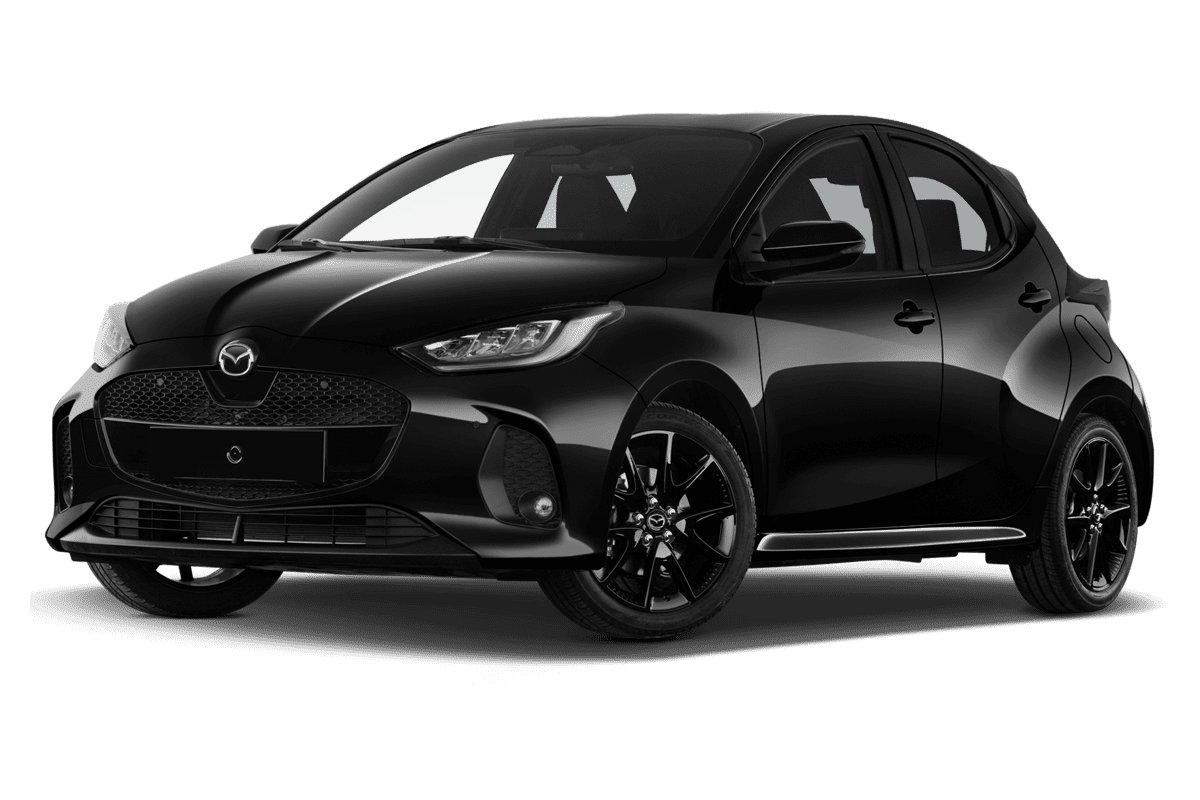 Tiefe, schräge Heckansicht eines Mazda 2 Hybrid, freigestellt