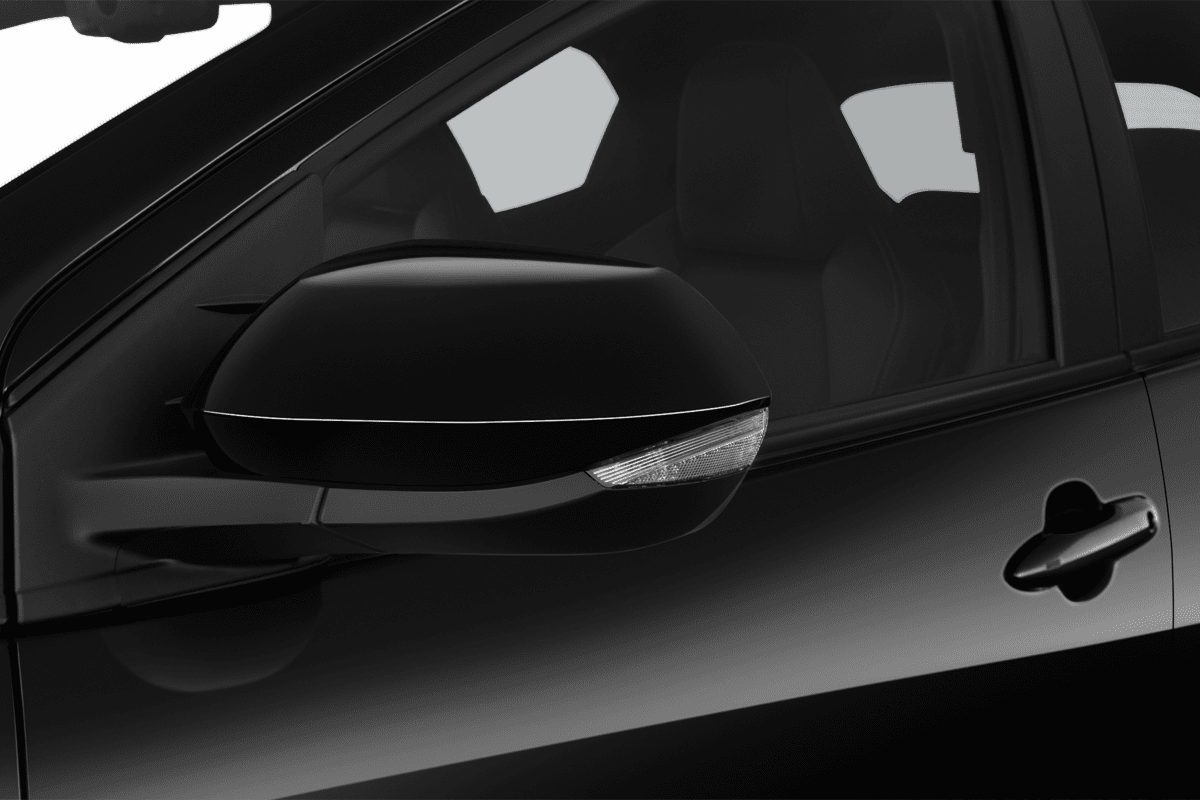 Rückspiegel eines Mazda 2 Hybrid