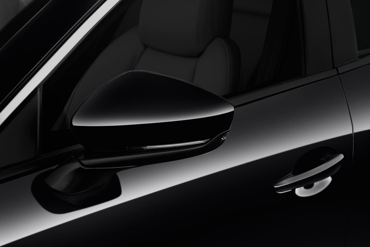 Rückspiegel eines Mazda 3 Fastback