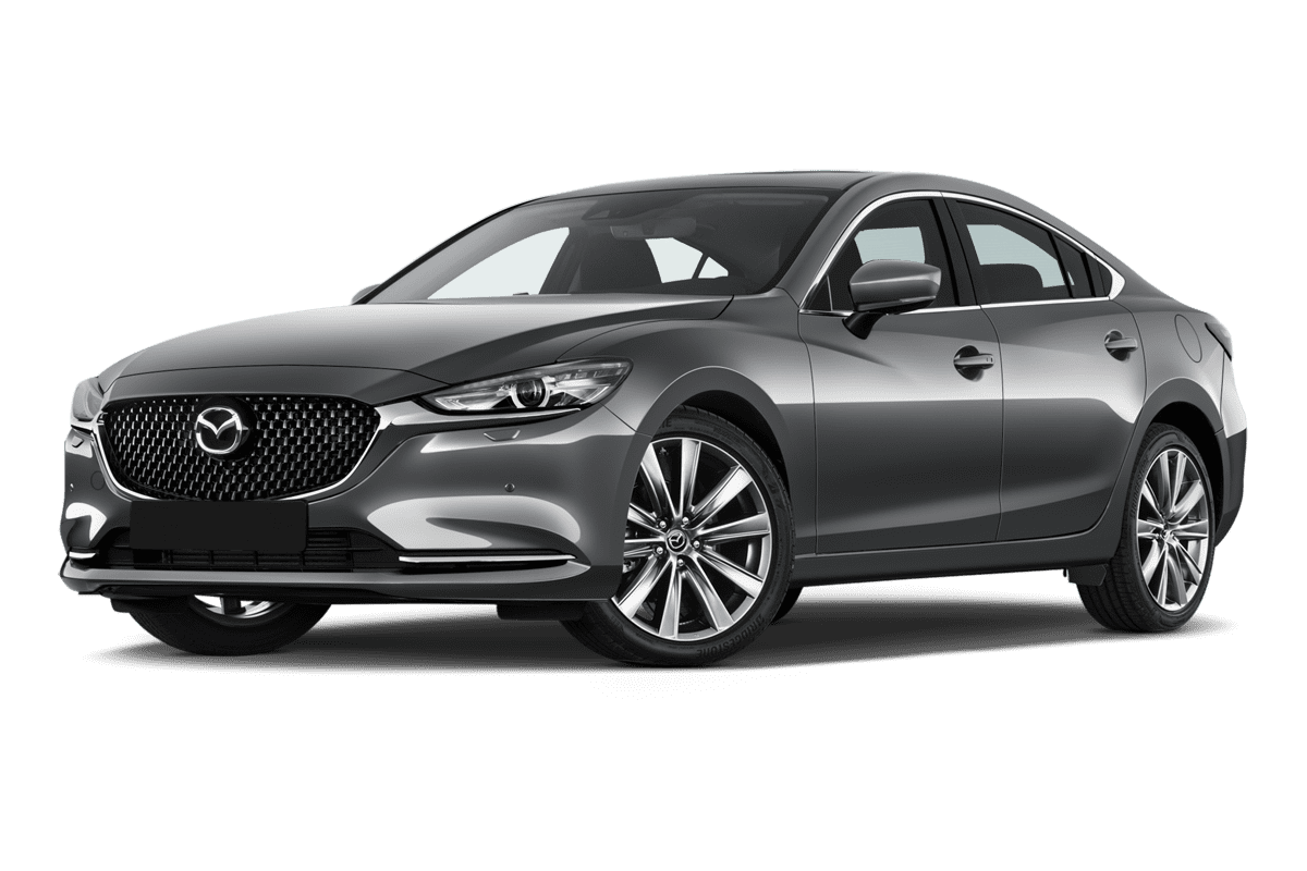 Tiefe, schräge Heckansicht eines Mazda 6 Limousine, freigestellt