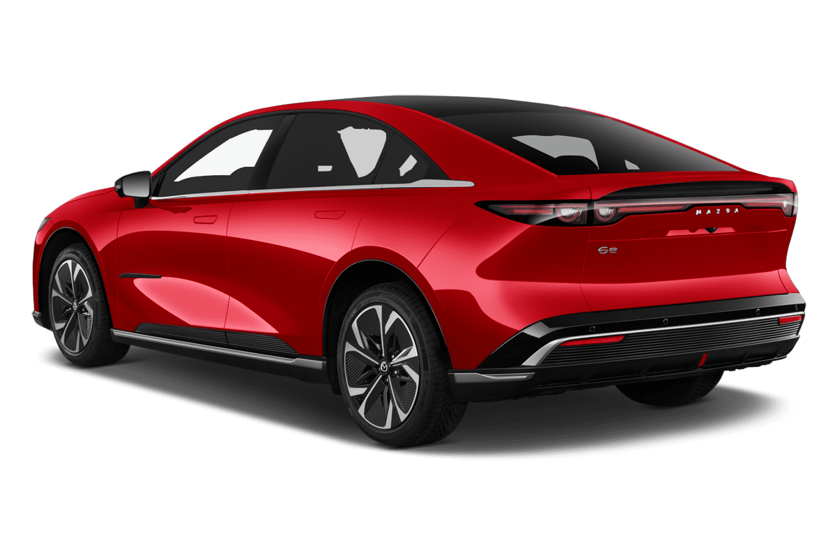 Schräge Heckansicht eines Mazda 6e, freigestellt (KI-generiert)